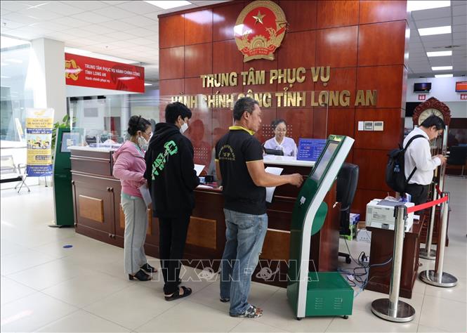 Người dân đến làm thủ tục hành chính tại Trung tâm Phục vụ hành chính công tỉnh Long An. Ảnh: Minh Hưng – TTXVN 