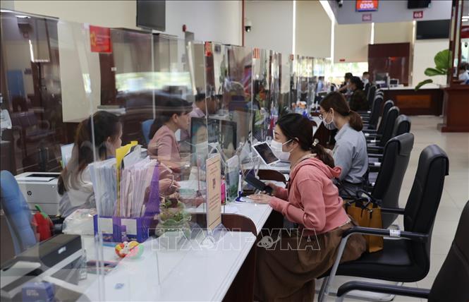 Người dân đến làm thủ tục hành chính tại Trung tâm Phục vụ hành chính công tỉnh Long An. Ảnh: Minh Hưng – TTXVN 