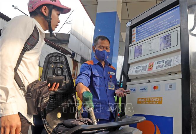 Filling up gasoline at a station in Hanoi. VNA Photo: Trần Việt