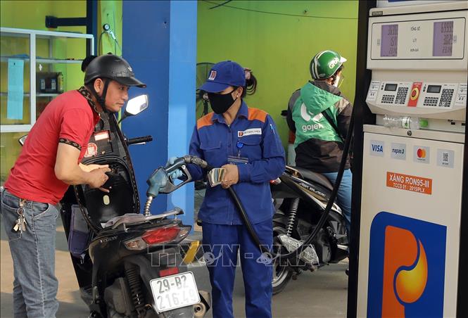 A consumer buys gasoline in Hanoi. VNA Photo: Trần Việt
