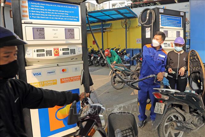 A consumer buys gasoline in Hanoi. VNA Photo: Trần Việt
