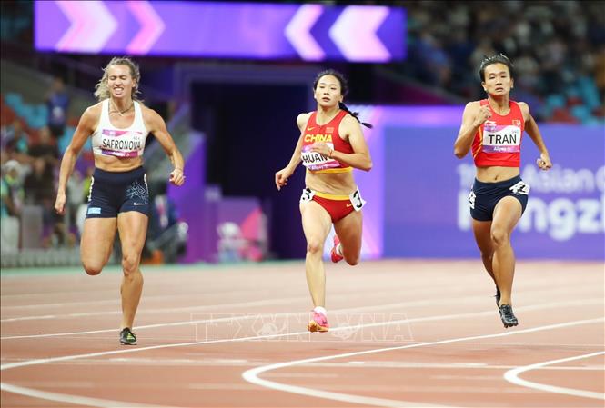VĐV Trần Thị Nhi Yến trên đường chạy chung kết 200m nữ. Ảnh: Hoàng Linh - TTXVN 