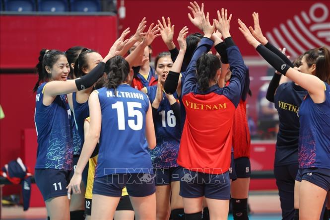 The Vietnamese women's volleyball team celebrate their victory. VNA Photo: Hoàng Linh