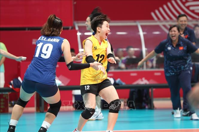The Vietnamese women's volleyball team celebrate their victory. VNA Photo: Hoàng Linh