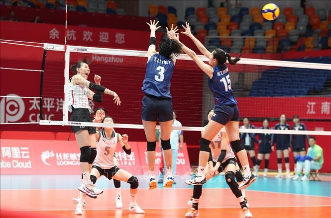 The Vietnamese team block against their rival during the match. VNA Photo: Hoàng Linh