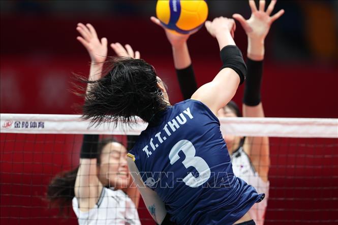 The Vietnamese team offense their rival during the match. VNA Photo: Hoàng Linh