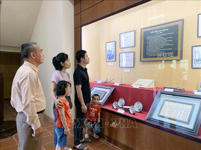 Du khách đến tham quan, tìm hiểu tại Khu di tích Nguyễn Du. Ảnh: Hữu Quyết - TTXVN

