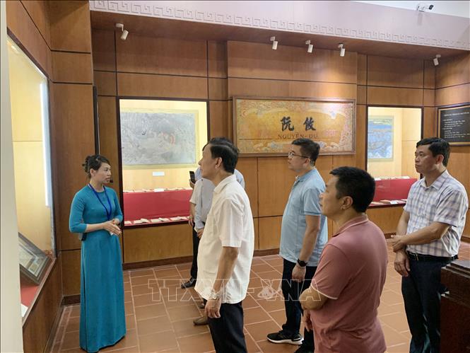 Du khách đến tham quan, tìm hiểu tại Khu di tích Nguyễn Du. Ảnh: Hữu Quyết - TTXVN
