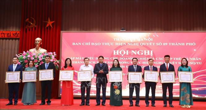 Trưởng Ban Tổ chức Thành ủy Vũ Đức Bảo trao Bằng khen cho các cá nhân có thành tích xuất sắc trong thực hiện Nghị quyết số 09- NQ/TU. Ảnh: Văn Điệp - TTXVN