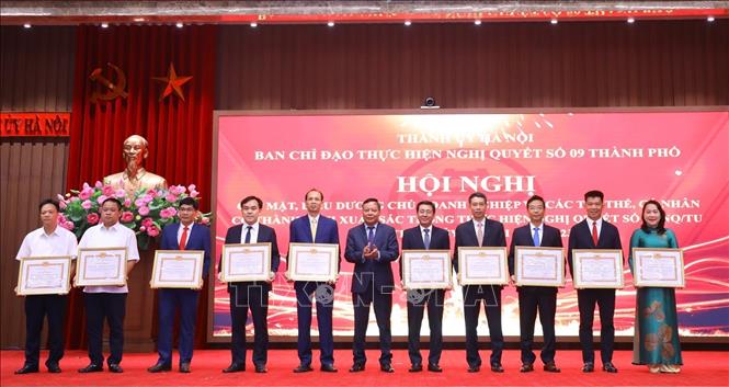 Phó Bí thư Thành ủy Hà Nội Nguyễn Văn Phong trao Bằng khen cho các tập thể có thành tích xuất sắc trong thực hiện Nghị quyết số 09- NQ/TU. Ảnh: Văn Điệp - TTXVN