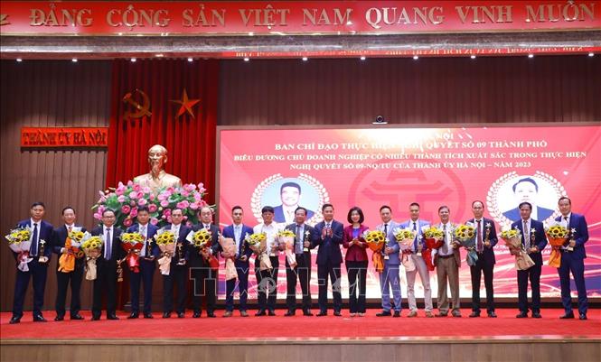 Các chủ doanh nghiệp tiêu biểu được biểu dương tại hội nghị. Ảnh: Văn Điệp - TTXVN