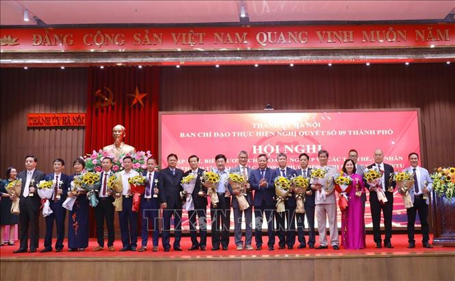 Các chủ doanh nghiệp tiêu biểu được biểu dương tại hội nghị. Ảnh: Văn Điệp - TTXVN