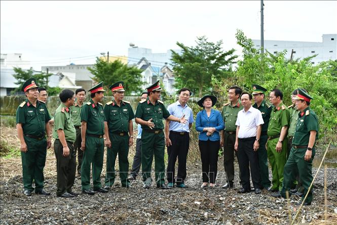 Trung tướng Nguyễn Xuân Dắt, Tư lệnh Quân khu 9, cùng đoàn công tác khảo sát khu vực diễn tập tỉnh Bạc Liêu. Ảnh: Văn Đông - TTXVN phát.
