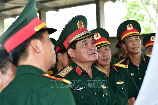 Trung tướng Nguyễn Xuân Dắt điều chỉnh những hạng mục công trình trên bản đồ. Ảnh: Văn Đông - TTXVN phát.

