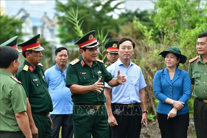 Trung tướng Nguyễn Xuân Dắt, Tư lệnh Quân khu 9, cùng đoàn công tác khảo sát khu vực diễn tập tỉnh Bạc Liêu. Ảnh: Văn Đông - TTXVN phát.
