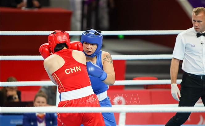 Võ sỹ boxing Lưu Diễm Quỳnh (áo xanh) đã đem về chiếc HCĐ thứ 14 cho đoàn thể thao Việt Nam. Ảnh: Hoàng Linh-TTXVN