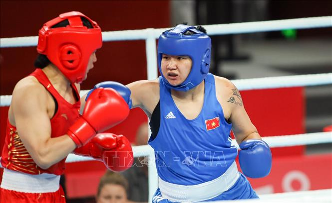 Võ sỹ boxing Lưu Diễm Quỳnh (áo xanh) giành HCĐ hạng cân 75kg. Ảnh: Hoàng Linh-TTXVN