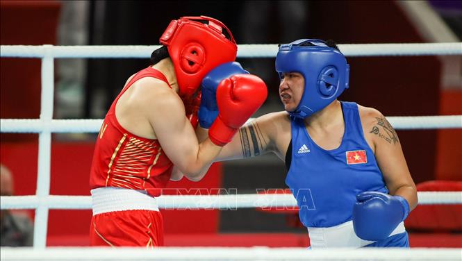 Võ sỹ boxing Lưu Diễm Quỳnh (áo xanh) giành HCĐ hạng cân 75kg. Ảnh: Hoàng Linh-TTXVN