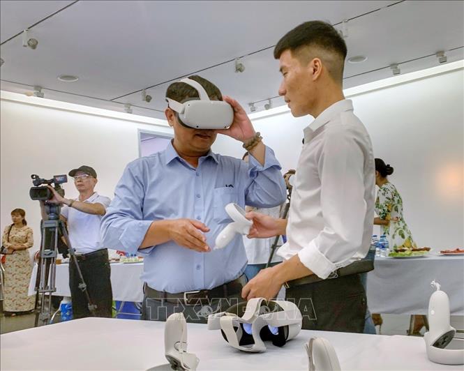 A visitor at the exhibition. VNA Photo: Tuấn Đức