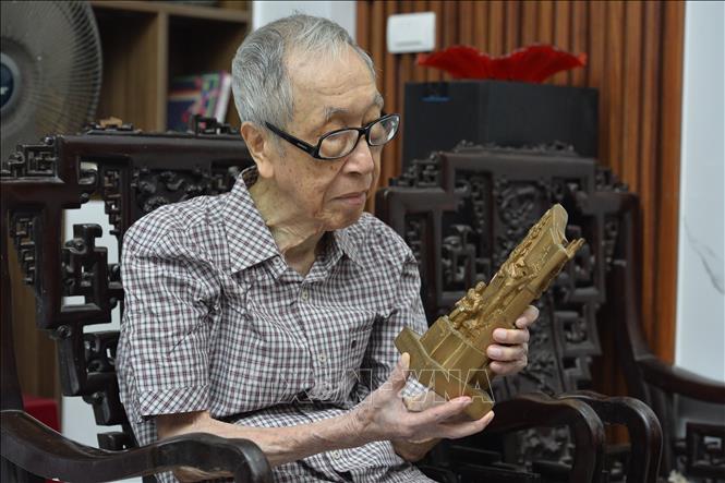 Ông Nguyễn Hữu Phúc (tức Lê Đức Vân), Trưởng ban liên lạc Đoàn Thanh niên cứu quốc Thành Hoàng Diệu với những kỷ vật. Ảnh: Minh Đức – TTXVN

