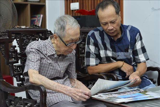 Ông Nguyễn Hữu Phúc (tức Lê Đức Vân), Trưởng ban liên lạc Đoàn Thanh niên cứu quốc Thành Hoàng Diệu chia sẻ về quá trình hoạt động cách mạng. Ảnh: Minh Đức – TTXVN

