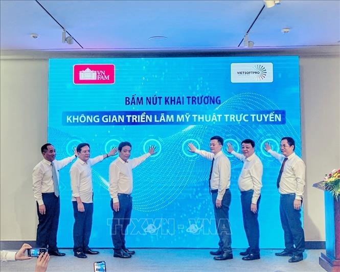 Delegates launch the exhibition. VNA Photo: Tuấn Đức