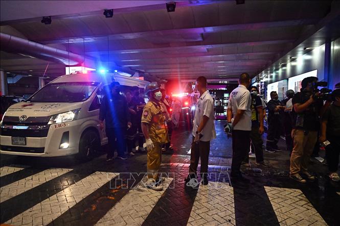 Cảnh sát và lực lượng cứu hộ được triển khai tại trung tâm thương mại Siam Paragon ở thủ đô Bangkok, Thái Lan, sau vụ nổ súng ngày 3/10/2023. Ảnh: AFP/TTXVN