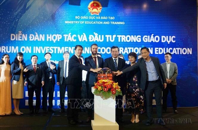 Các đại biểu nhấn nút khai trương Cổng thông tin điện tử tiếp nhận du học sinh nước ngoài đến học tập tại Việt Nam. Ảnh: TTXVN