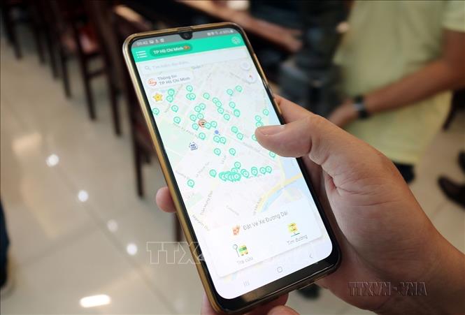 Chuyển đổi số khiến việc lựa chọn phương tiện di chuyển bằng dịch vụ “đặt xe công nghệ” đã trở thành thói quen của hàng triệu người dân. Không chỉ dừng lại ở việc “gọi xe”, chỉ với chiếc điện thoại được cài đặt các ứng dụng (App), những nhu cầu của người dân trong cuộc sống đã được giải quyết triệt để bằng công nghệ. Ảnh: Tiến Lực - TTXVN