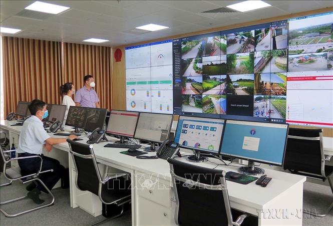 Trung tâm điều hành thông minh (IOC) tại UBND tỉnh Thái Nguyên kết nối với hệ thống camera an ninh ở tất cả các chốt kiểm soát, khu vực cách ly tập trung và các địa phương đang thực hiện giãn cách xã hội,…để thực hiện việc giám sát, phòng chống dịch COVID-19. Ảnh: Trần Trang-TTXVN