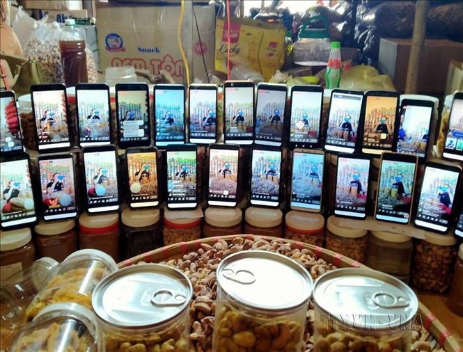 Nhóm phụ nữ xã Đường 10 - xã vùng sâu, vùng xa đặc biệt khó khăn duy nhất của huyện Bù Đăng (Bình Phước) đã sáng kiến sử dụng internet để giới thiệu đặc sản nông sản địa phương đến với mọi miền Tổ quốc bằng bán hàng online với nhiều máy điện thoại cùng lúc. Ảnh: Sỹ Tuyên - TTXVN