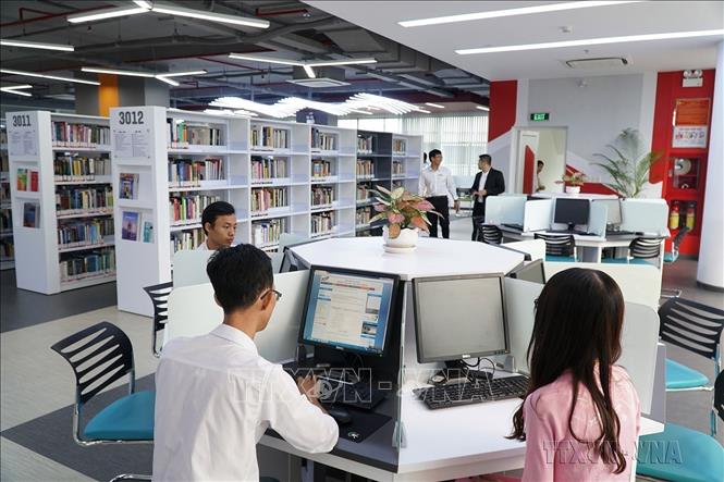 Thư viện Truyền cảm hứng (TDTU INSPIRE Library) của Trường Đại học Tôn Đức Thắng Thành phố Hồ Chí Minh với các dịch vụ mô phỏng theo mô hình thư viện các đại học TOP 100 thế giới nhằm hỗ trợ tối đa khả năng tiếp cận và khai thác tất cả tài nguyên hiện có tại thư viện. Ảnh: Phương Vy - TTXVN