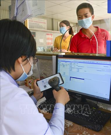Kiểm tra thông tin bảo hiểm y tế trên ứng dụng VssID để đăng ký khám bệnh tại Trung tâm Y tế huyện Mường Chà (Đện Biên). Ảnh: Xuân Tư – TTXVN