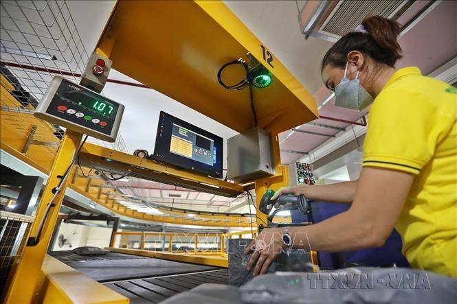 Từ ngày 15/8/2022, Tổng công ty Bưu điện Việt Nam (Vietnam Post) đưa vào hoạt động Trung tâm Vận chuyển và Kho vận khu vực phía Bắc cùng Hệ thống chia chọn tự động công nghệ Cross Belt, với toàn bộ quy trình chia chọn hàng hóa đều tự động hóa, được kiểm soát bằng mã vạch; ứng dụng trí tuệ nhân tạo, chính xác 100%. Ảnh: Minh Quyết - TTXVN
