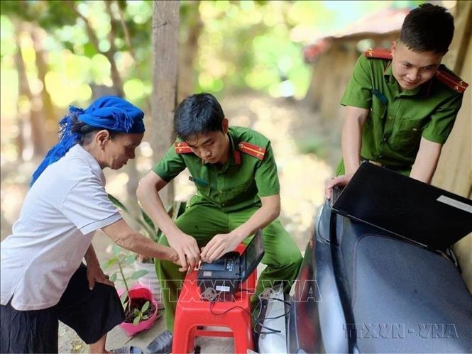 Bộ Công an - đơn vị nòng cốt trong việc thực hiện Đề án phát triển ứng dụng dữ liệu về dân cư, định danh và xác thực điện tử phục vụ việc chuyển đổi số quốc gia giai đoạn 2022-2025, tầm nhìn đến năm 2030 (Đề án 06). Trong ảnh: Lực lượng Công an tỉnh Cao Bằng đến từng nhà làm căn cước cho người dân vùng cao. Ảnh: TTXVN phát