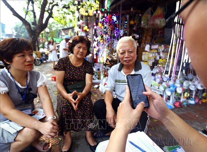 Ứng dụng phiếu điều tra điện tử trong Tổng điều tra Dân số và nhà ở năm 2019 thay cho phiếu giấy truyền thống của Tổng cục Thống kê đã góp phần giảm giảm đáng kể chi phí và thời gian tiến hành điều tra. Ảnh: Danh Lam - TTXVN