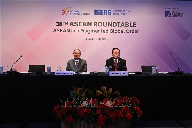 Tổng thư ký ASEAN Kao Kim Hourn và ông Choi Shing Kwok, Giám đốc Viện ISEAS Yusof Ishak, tại Hội nghị. Ảnh: ISEAS/TTXVN phát