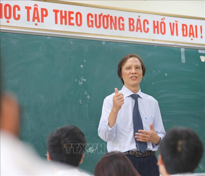 Nhà giáo ưu tú Bùi Văn Phúc, Phó Hiệu trưởng Trường THPT chuyên Hà Nội - Amsterdam trong một giờ lên lớp. Ảnh: Thanh Tùng  - TTXVN