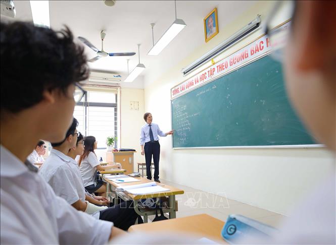 Nhà giáo ưu tú Bùi Văn Phúc, Phó Hiệu trưởng Trường THPT chuyên Hà Nội - Amsterdam trong một giờ lên lớp. Ảnh: Thanh Tùng  - TTXVN