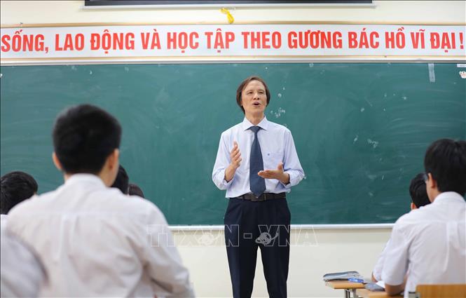 Nhà giáo ưu tú Bùi Văn Phúc, Công dân Thủ đô ưu tú năm 2023 luôn dành trọn tâm huyết cho mỗi giờ lên lớp cùng học sinh, không chỉ truyền thụ kiến thức, thầy còn như một người Cha, giáo dục các em về nhân cách, đạo lý làm người. Ảnh: Thanh Tùng  - TTXVN