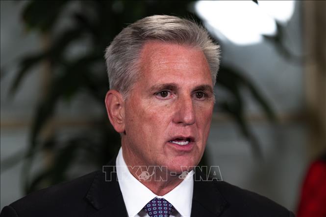 Chủ tịch Hạ viện Mỹ Kevin McCarthy trả lời phỏng vấn báo giới ở Washington, DC ngày 29/9/2023. Ảnh: THX/TTXVN