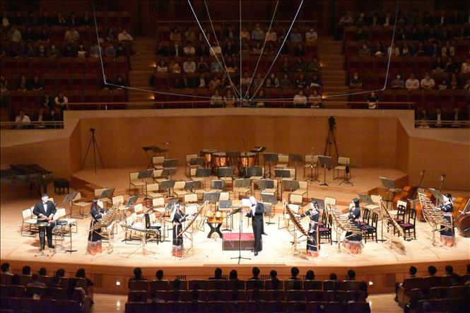 Dàn nhạc tre nứa Sức sống mới trình diễn tại nhà hát Suntory Hall ở thủ đô Tokyo. Ảnh: Đức Thịnh - PV TTXVN tại Nhật Bản