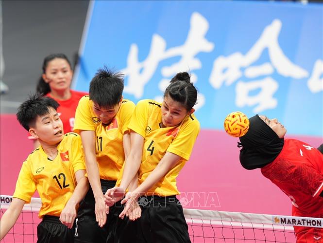 Vietnamese team defends during the match. VNA Photo: Hoàng Linh