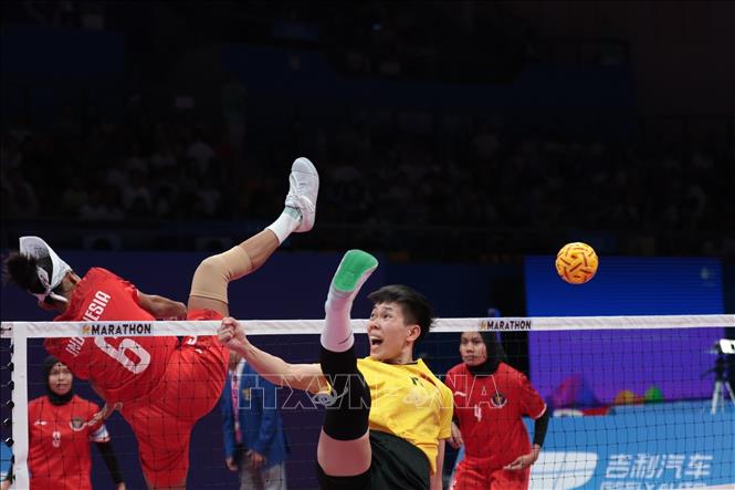 Vietnamese team and Indonesian team during the match. VNA Photo: Hoàng Linh