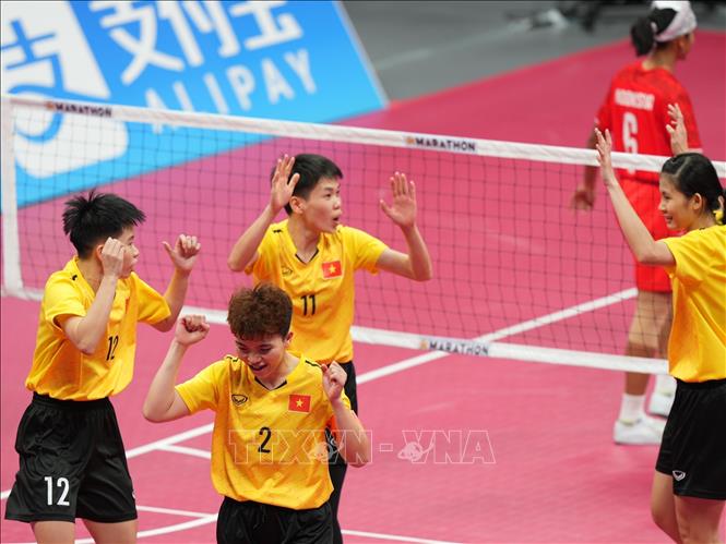 Vietnamese women's sepak takraw team cheers together after winning. VNA Photo: Hoàng Linh