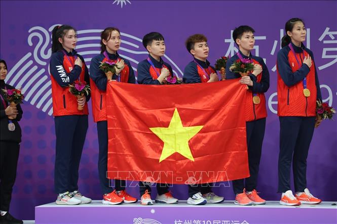 Vietnamese women's sepak takraw team on the podium to receive the gold medal. VNA Photo: Hoàng Linh