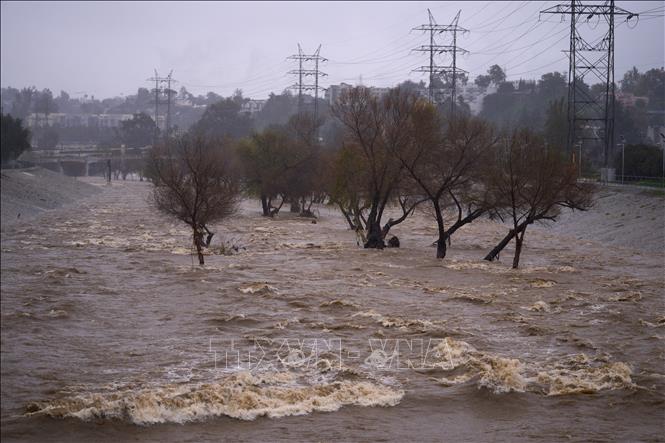 Mực nước sông dâng cao do mưa lớn tại Los Angeles, bang California, Mỹ ngày 25/2/2023. Ảnh: AFP/TTXVN