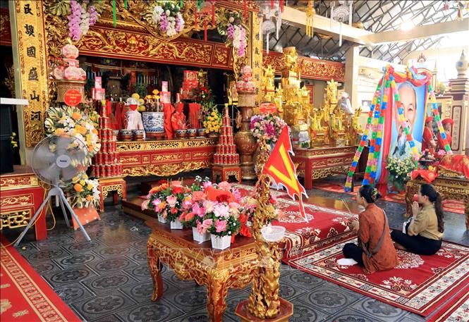 Du khách thập phương tới dâng hương, chiêm bái tại đền Đồng Bằng trong ngày khai hội. Ảnh: Thế Duyệt - TTXVN