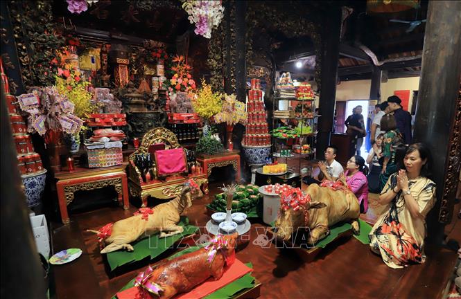 Du khách thập phương tới dâng hương, chiêm bái tại đền Đồng Bằng trong ngày khai hội. Ảnh: Thế Duyệt - TTXVN