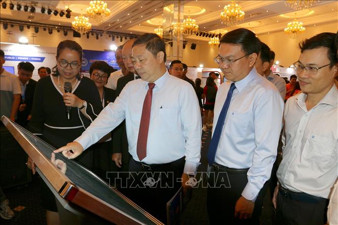Delegates visit the exhibition in the framework of the conference on digital transformation in Ho Chi Minh City on October 4. VNA Photo: Thanh Vũ